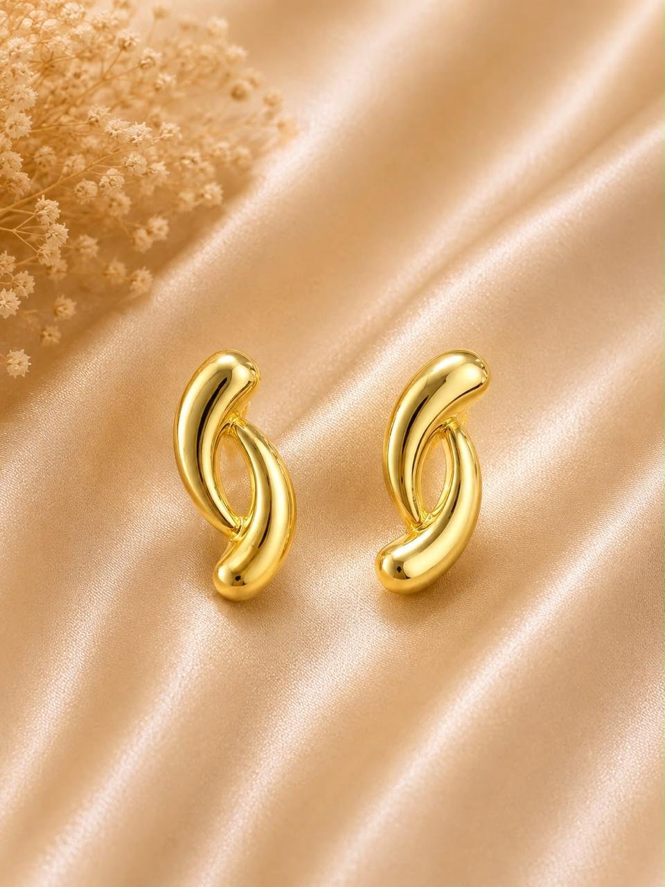 Product Name: Golden Interlocking Curve Stud Earrings